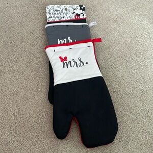 NWT Mickey Mouse Mr. & Mrs. Oven Mitts